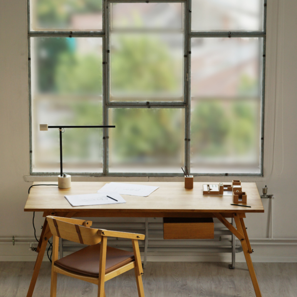 Cum să-ţi amenajezi un spaţiu de birou minimalist autentic românesc