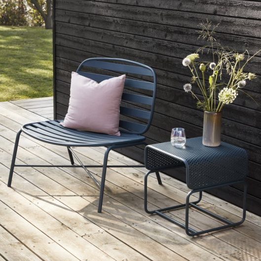 5 seturi de mobilier minimalist pentru terasă
