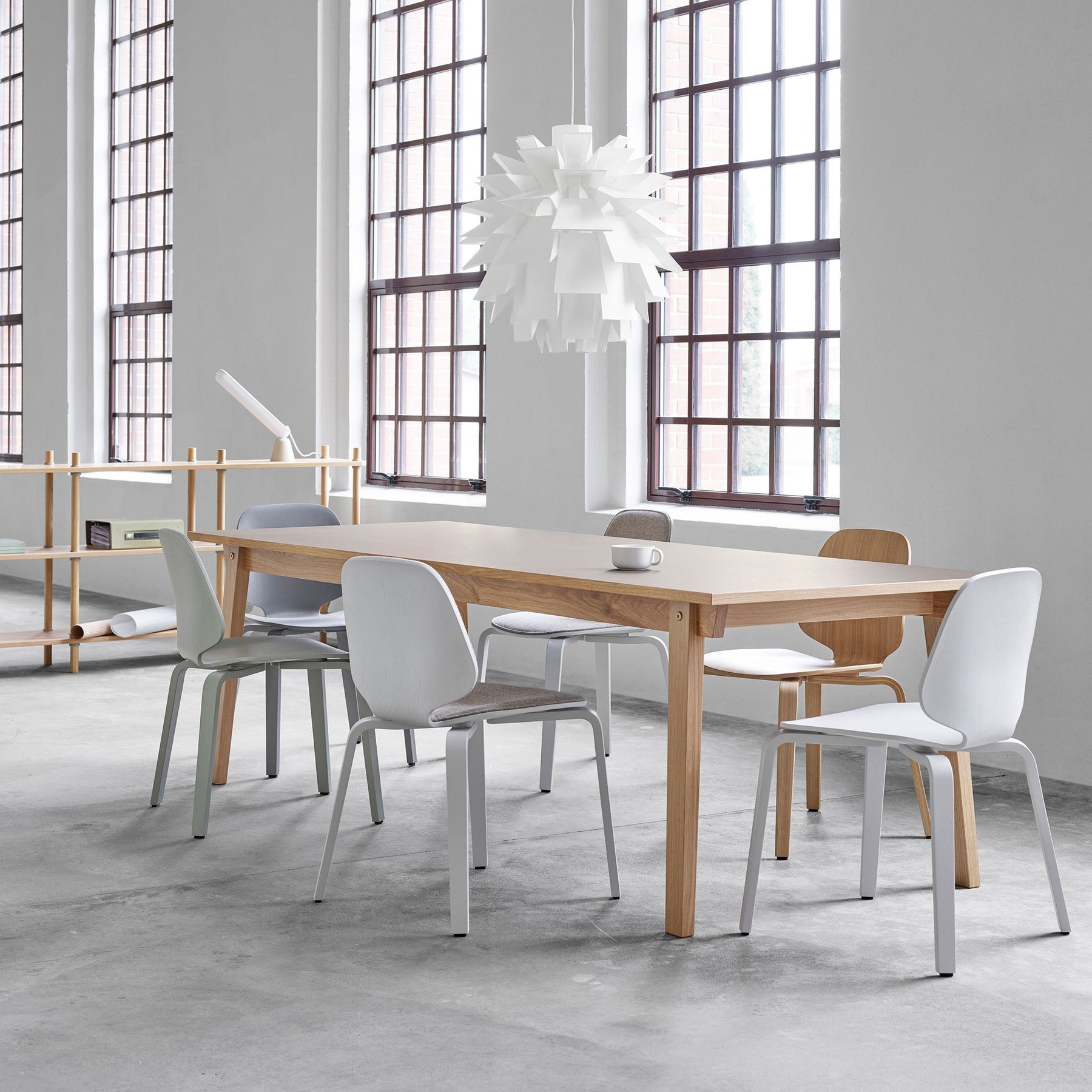 Simplitatea stilului scandinav, ilustrată: 4 combinaţii de mese şi scaune pentru living