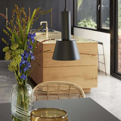 Lampa Suspendata din Metal Negru HUBSCH